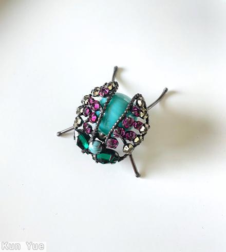 Schreiner abstract bug 4 leg 2 seeds wired wing large round cab body 2 large eye inverted fuschia clear champgne green turquoise marbled aqua large round cab jewelry