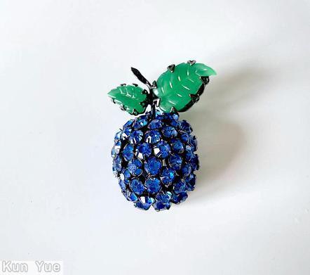 Schreiner 2 carved leaf domed clustered ball berry pin 1 large leaf 1 small leaf short hammered stem blue chaton green carved leaf jewelry