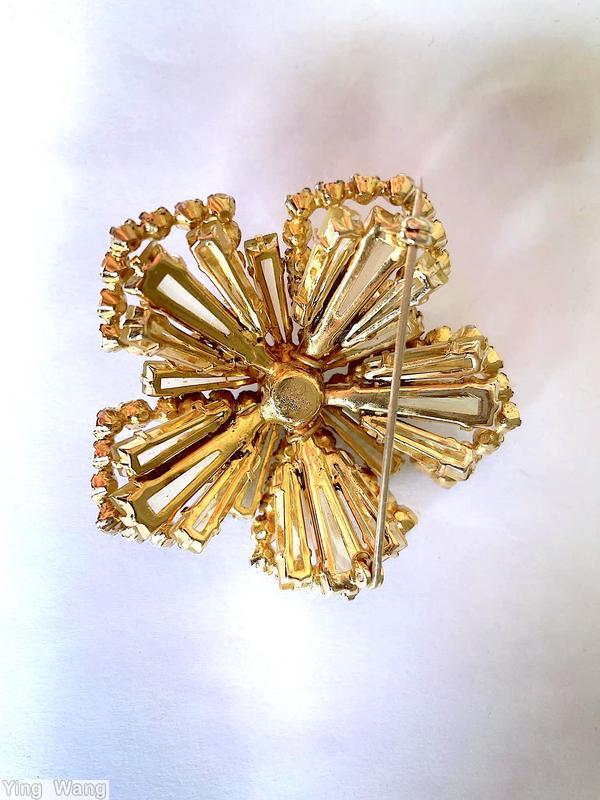 Schreiner 2 level radial keystone pin chaton center top 5 peta shaped frame bottom 5 groups of 3 keystone champagne glass keystone peach inverted small stone faux pearl center goldtone jewelry