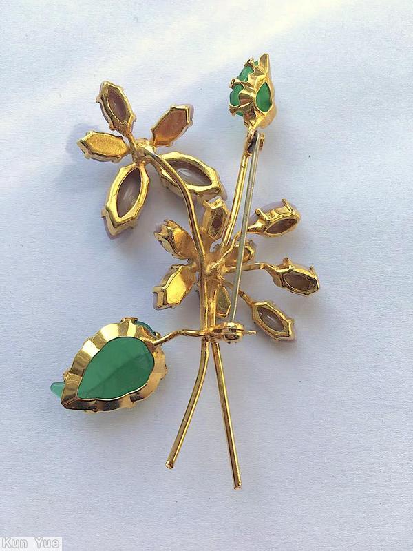 Schreiner 2 trembler flower 2 carved leaf pin lavender opaque navette green carved leaf goldtone jewelry