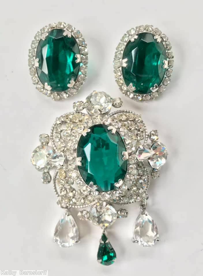 Schreiner 3 dangle top down pin large oval cab center top surrounding 3 round small stone in 4 wired pedal 4 large chaton emerald crystal silvertone jewelry