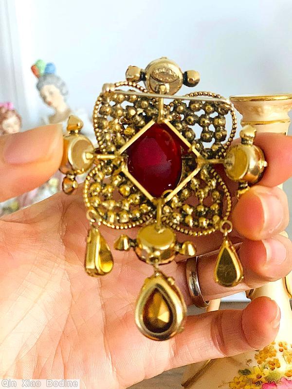 Schreiner 3 dangle top down pin large oval cab center top surrounding 3 round small stone in 4 wired pedal 4 large chaton ruby goldtone jewelry