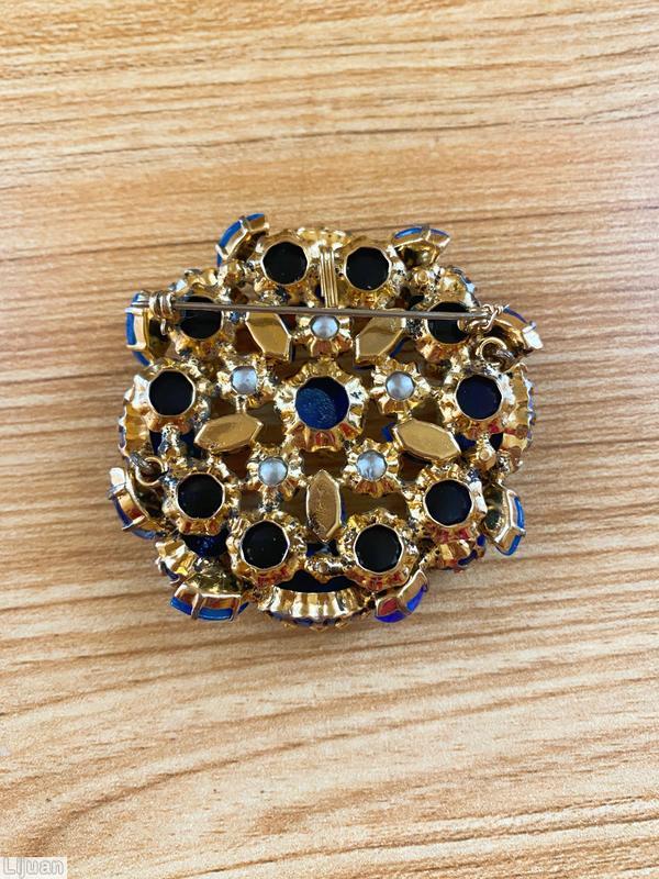 Schreiner 4 large oval stone 4 large round stone wall concave round stone center 5 small chaton surrounding 5 navette lapis faux pearl goldtone jewelry