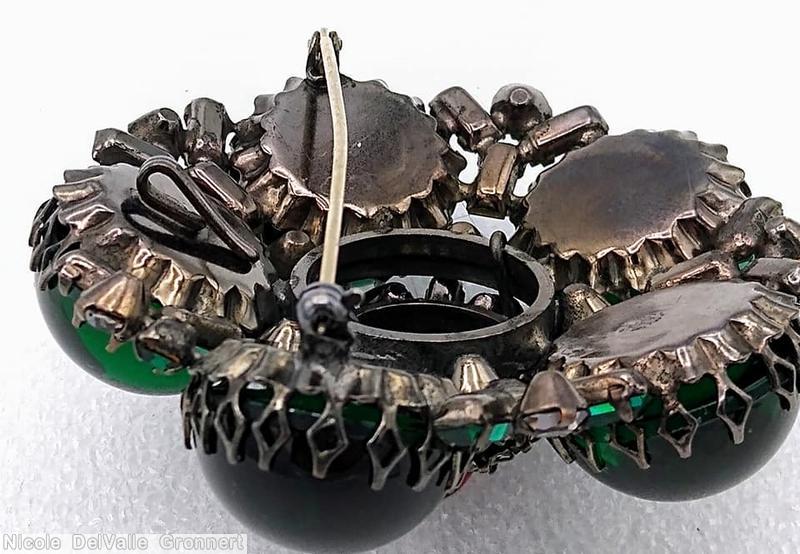 Schreiner 5 round cab radial pin round cab center 11 surrounding small chaton 15 small baguette green large round cab ruby center round cab crystal small chaton green small baguette jewelry