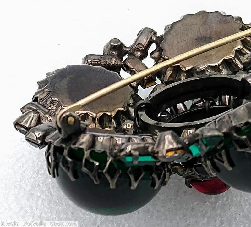 Schreiner 5 round cab radial pin round cab center 11 surrounding small chaton 15 small baguette green large round cab ruby center round cab crystal small chaton green small baguette jewelry