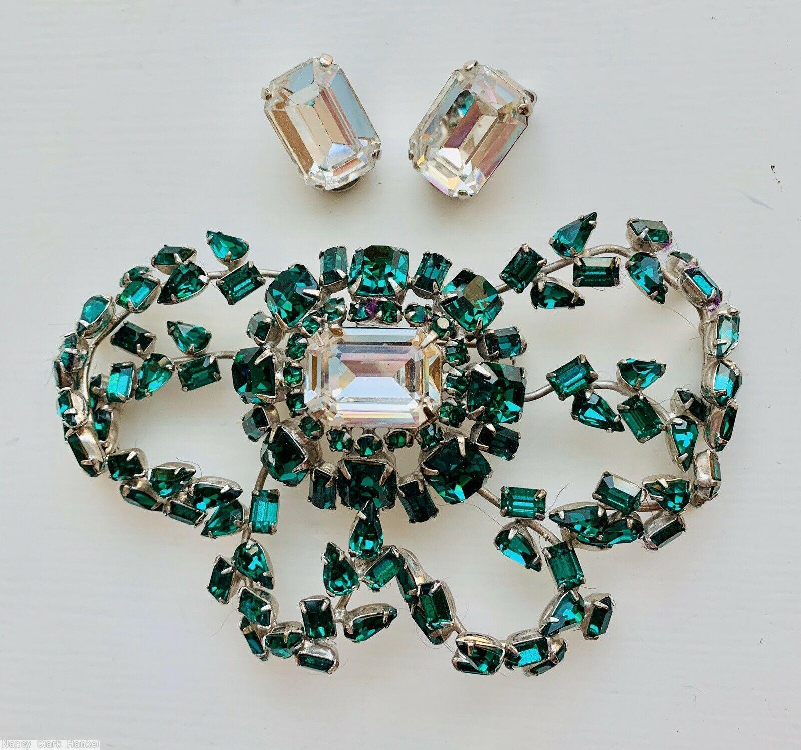 Schreiner 6 sprawling long branch of baguette teardrop domed oval radial pin large emerald cut center 17 surrounding stone 8 large emerald cut 8 baguette green crystal open back emerald cut center silvertone jewelry