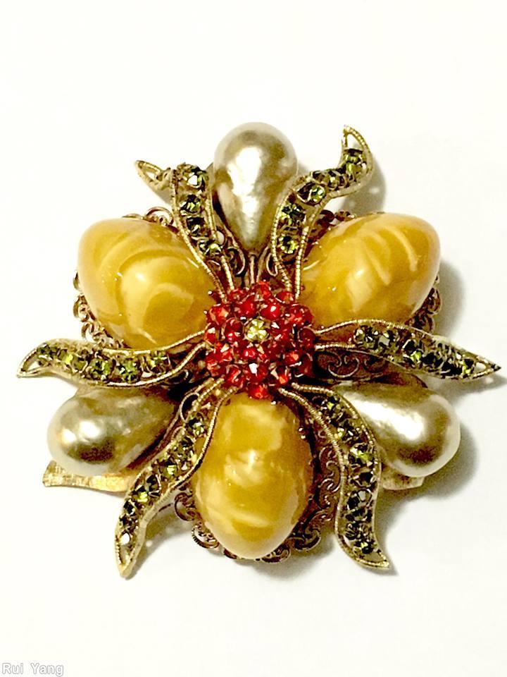 Schreiner 6 swirled wired ribbon radial double triangle pin 3 large bead clustered ball center 3 large oval cab coral striped honey peridot baroque pearl goldtone jewelry
