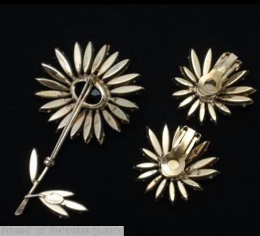 Schreiner black eye daisy pin long stem large oval center 20 petal 4 leaf peridot navette jet faceted oval stone jewelry