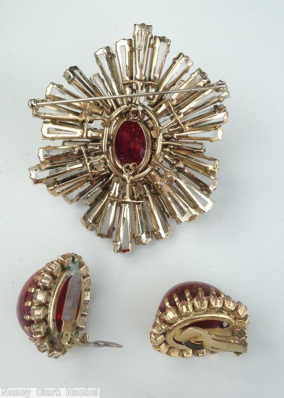 Schreiner giant ruffle keystone large oval center crystal keystone 1 round surrounding pink small chaton goldtone large oval cab marbled red jewelry