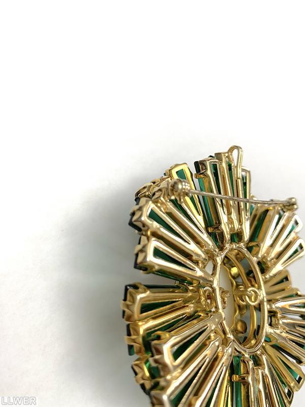 Schreiner giant ruffle keystone large oval center emerald keystone baroque pearl large oval center crystal jewelry