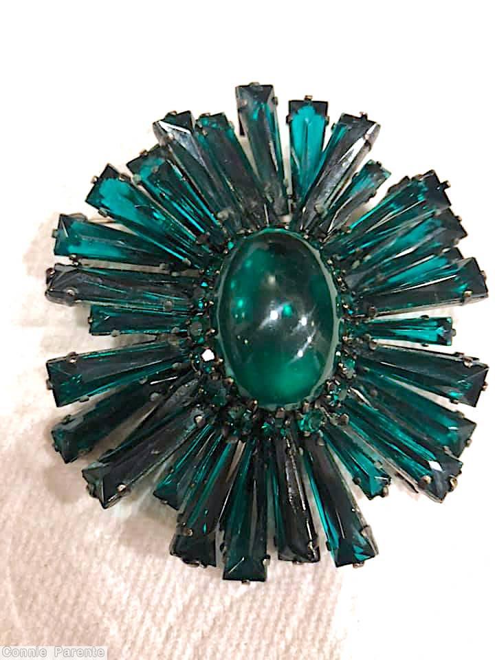 Schreiner giant ruffle keystone large oval center emerald 1 round small surrounding chaton jewelry
