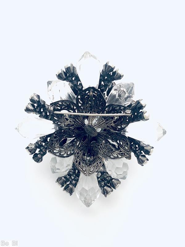 Schreiner highly domed 8 large faceted teardrop radial pin large inverted stone center 8 surrounding small faux pearl 4 surrounding small chaton 16 branch of 4 faux pearl large faceted crystal teardrop large faceted inverted stone center faux pearl filigree back jewelry