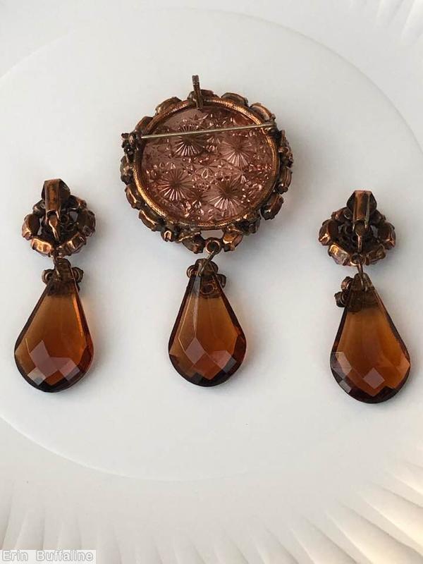 Schreiner large molded flower disc dangling pin large teardrop dangle 4 flower branch 4 clustered flower dark peach molded flower disc brown pink goldtone jewelry