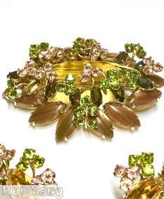 Schreiner long elongated faceted stone center stone 14 flower head 14 large navette 13 surrounding navette gold fluss brown navette peridot pink jet surrounding navette large amber center stone goldtone jewelry