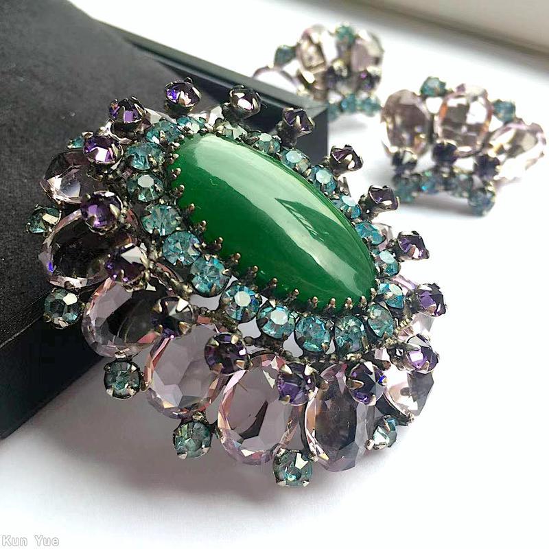 Schreiner oval domed 13 side oval stone pin large oval center 20 surrounding small stone 16 pearls large oval emerald center ice blue surrounding chaton purple small chaton large faceted ice lavender oval stone jewelry