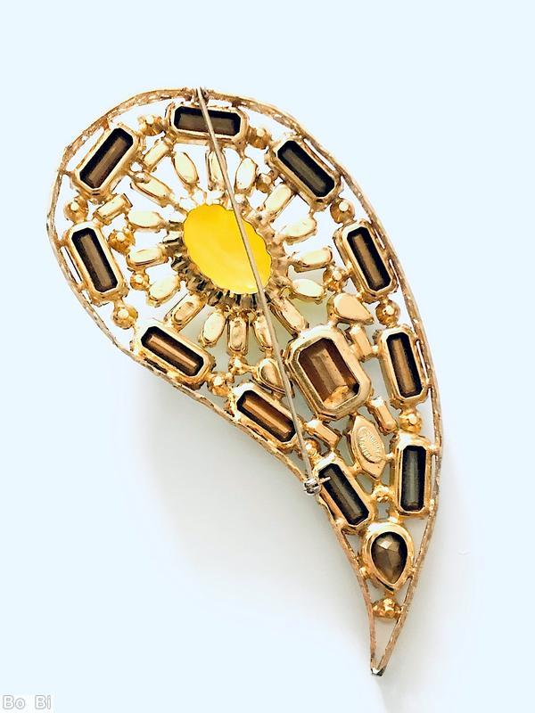 Schreiner paisley shadow box pin 1 large oval cab center 16 surrounding small stone 8 surrounding small oval stone 8 surrounding small baguette 11 baguette large oval amber cab cyrstal baguette amber navette amber small chaton goldtone jewelry