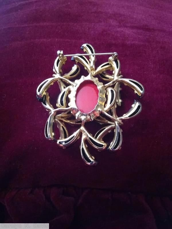 Schreiner random arranged top 2 level pin large oval center bottom jet comma stone coral large oval cab goldtone jewelry