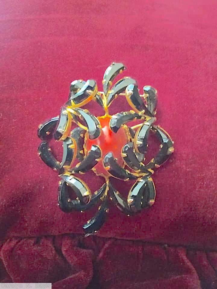 Schreiner random arranged top 2 level pin large oval center bottom jet comma stone coral large oval cab goldtone jewelry