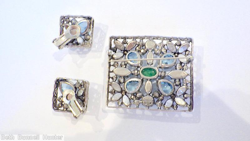 Schreiner rectangle shadow box radial pin oval cab center 4 teardrop 3 navette group corner marbled jade oval cab center ice blue teardrop moonglow plum navette faux pearl ice green jewelry