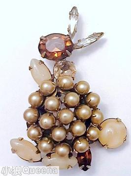 Schreiner trembling tail bunny faux pearl clustered body amber moonglow white paw crystal jewelry