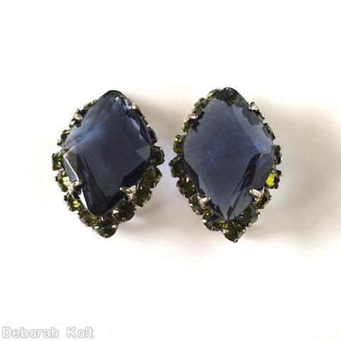Schreiner large diamond faceted center 16 surrounding small chaton navy large diamond shaped faceted stone perdiot chaton silvertone jewelry