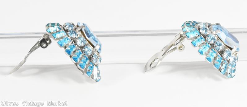 Schreiner oval shaped 2 surrounding level domed earring large oval center 12 small surrounding stone 2nd round small baguette ice blue clear faceted large oval center ice blue small chaton aqua clear small baguette silvertone jewelry