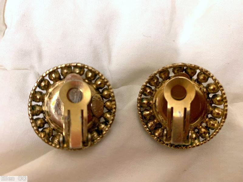 Schreiner round radial earring single row surrounding 18 chaton large round cab center jet goldtone jewelry
