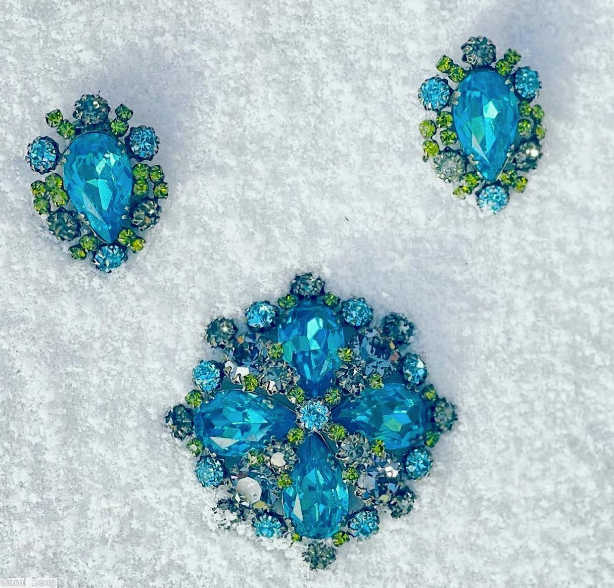 Schreiner 4 large radial teardrop square shaped pin small chaton center 4 surrounding small chaton ice blue large faceted teardrop ice blue small chaton center green small chaton jewelry